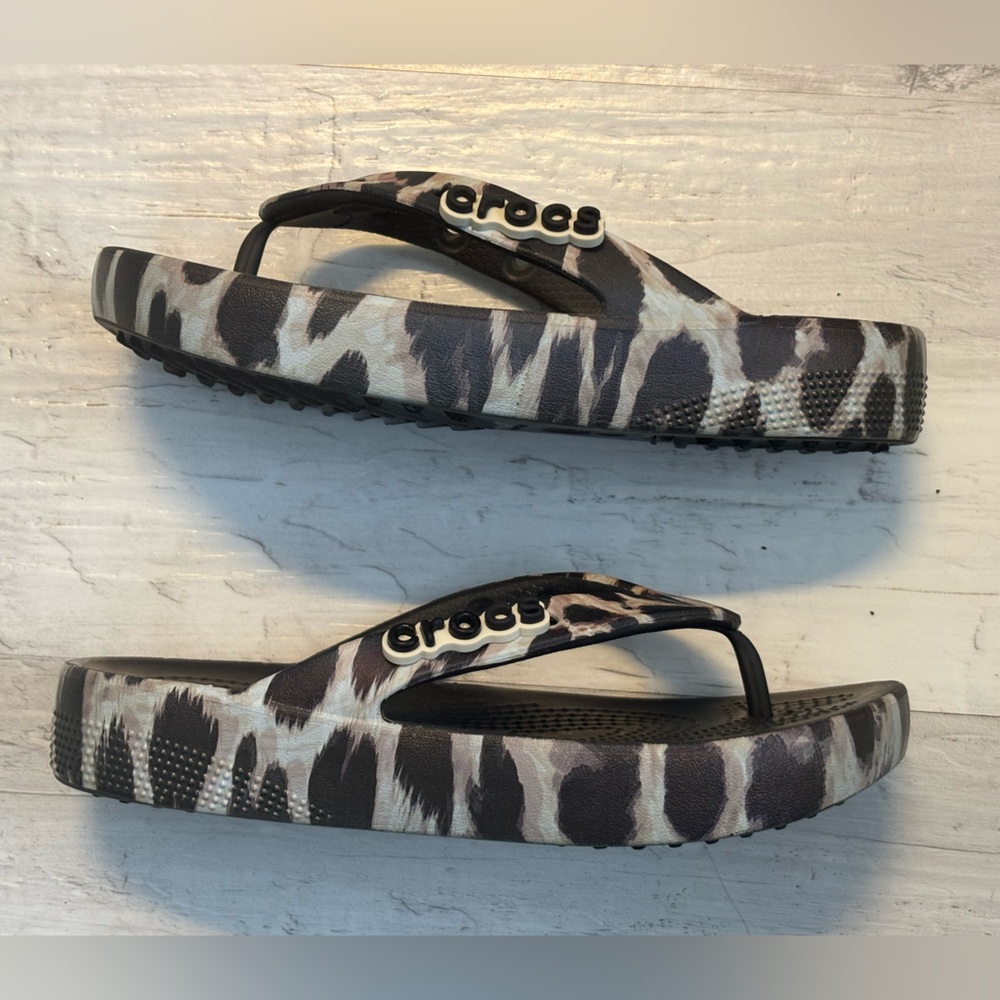CROCS Women's Classic Platform Animal Remix Flip Flop Sandals Size 4